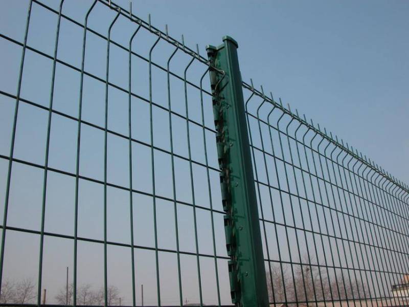 Installer une nouvelle clôture grillagée en maille 200x55mm pour un nouveau lotissement à Bourg-Saint-Andéol (07700)